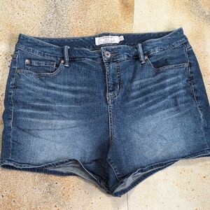 Torrid | Medium Wash Denim Stretch Jean Shorts Size 18